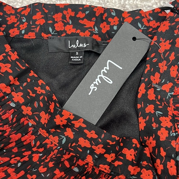 Lulu’s Duarte Black and Red Floral Print Pleated Tiered Midi Skirt - Picture 6 of 6